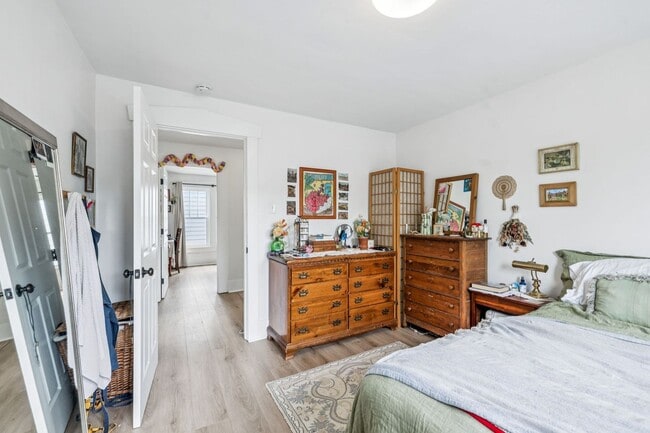 Building Photo - Charming Renovated 2BR/1BA Duplex in 1940s...
