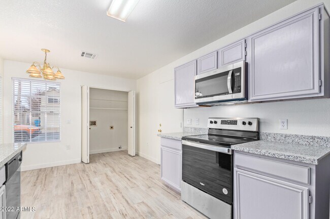 Building Photo - 509 E Rimrock Dr
