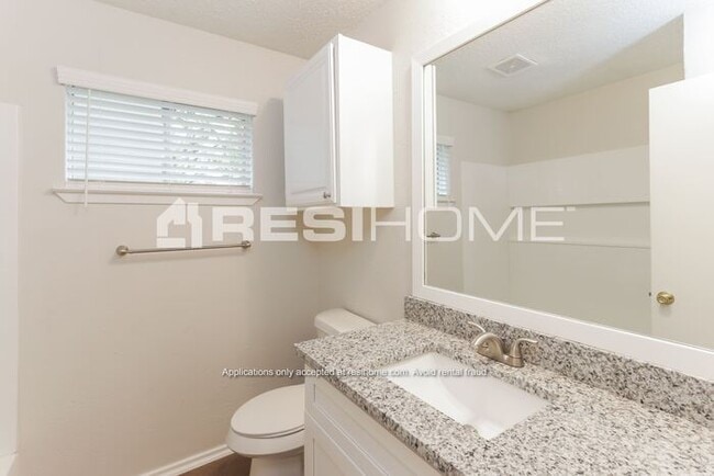 Building Photo - 913 Pepperidge Ct