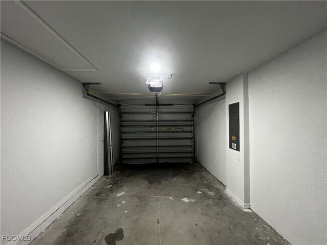 Building Photo - 1306 W 12th St