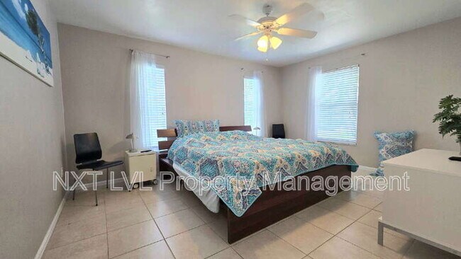 Building Photo - 4022 SW 12th Pl