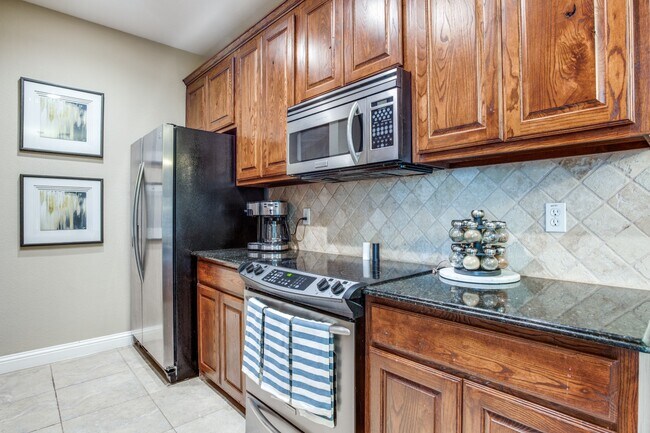 Building Photo - Bright Corner 3-Bed with Garage & In-Unit Laundry in Prime Dallas Location