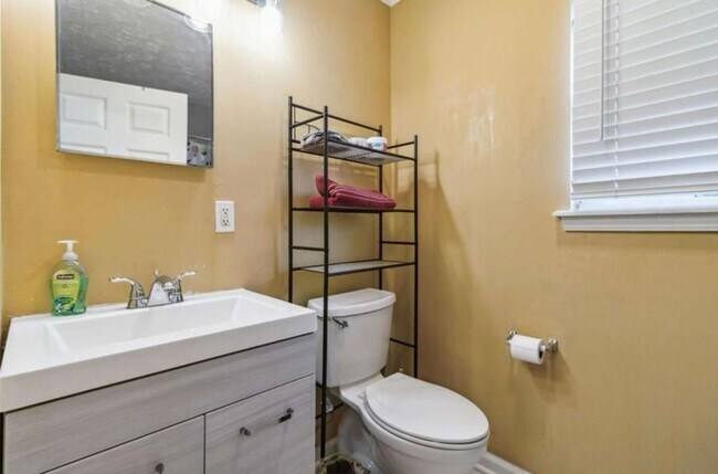 Building Photo - 4bd/2ba Home Minutes From W. Midtown w/ Fu...