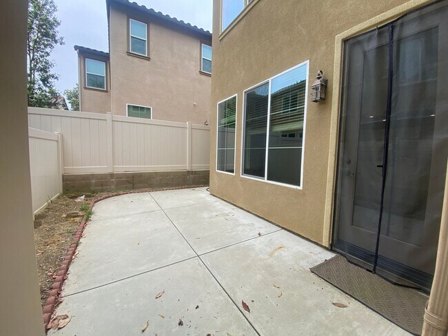 Building Photo - 4 Bedroom Town Home in Willow Heights Diam...