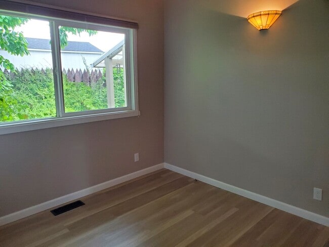 Building Photo - Modern Upgraded 3 bedroom Rambler