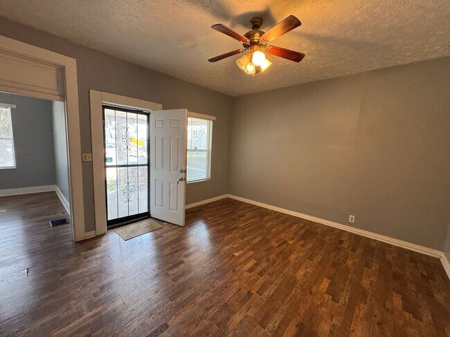 Building Photo - Bates Hendricks 3 Bedroom 2 Bath