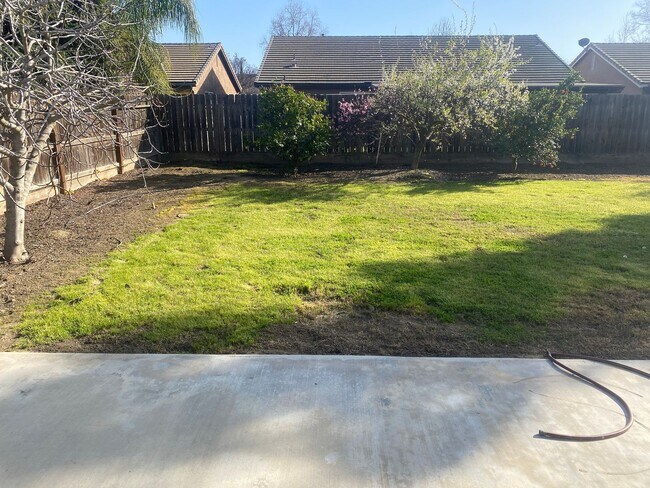 Building Photo - 3 Bedroom 2 Bathroom in SE Visalia!!