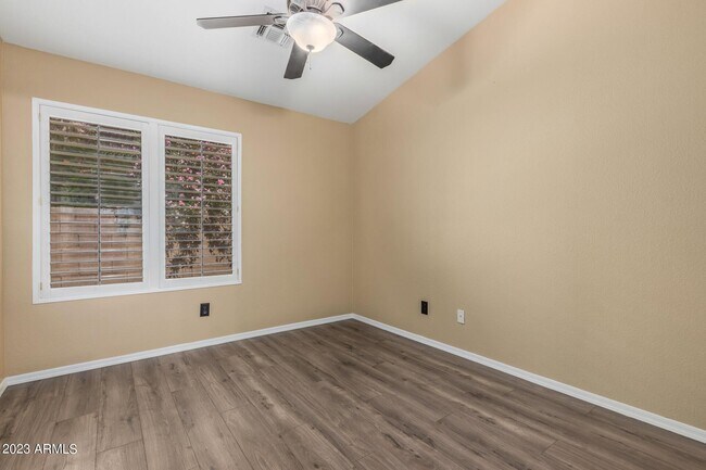 Building Photo - 295 W Goldfinch Way