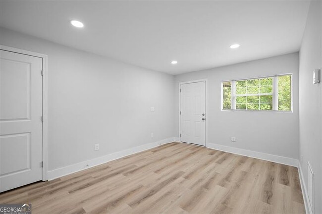 Building Photo - 1060 Oak St SW