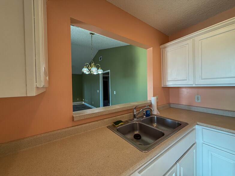 Building Photo - 210 Lantana Ct
