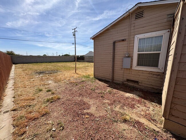 Building Photo - Cozy Hanford Home Available Now!