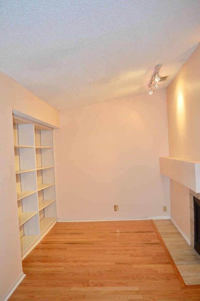 Building Photo - Beautiful and spacious 3 bed 2 bath.
