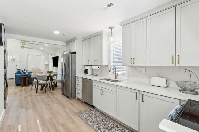 Building Photo - Charming Lowcountry Home for Rent on Edisto Island