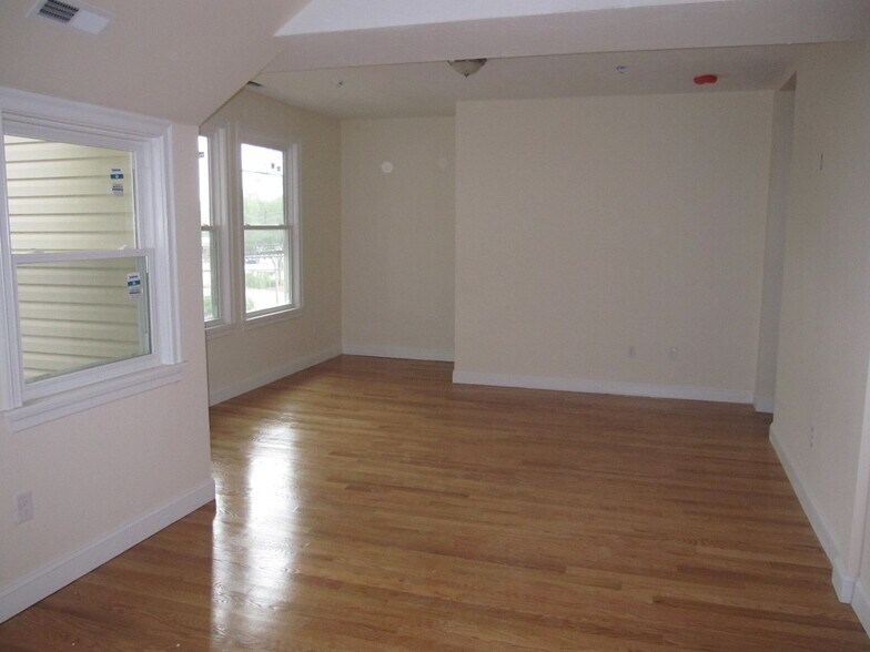 Building Photo - 198 Union Ave