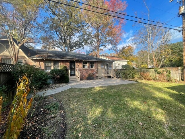 Building Photo - Brick 3 Bedroom Bungalow Available Now!
