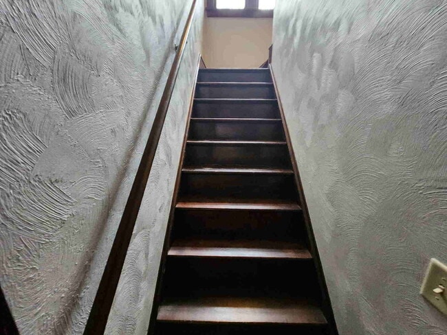 Building Photo - Character Home in NICE Neighborhood