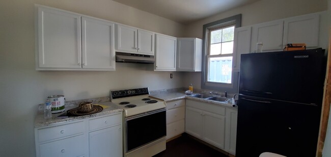 Building Photo - 406 E Elm St