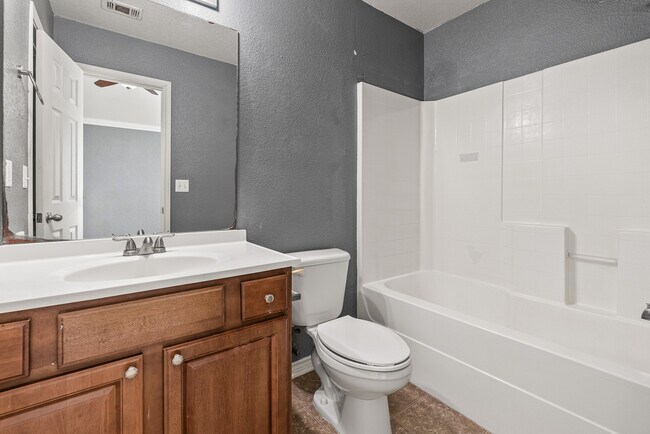 Building Photo - 2504 Saulsbury Dr