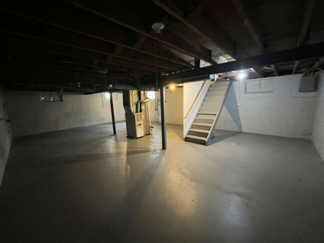 Building Photo - 3/1 on Spring Garden available 10/1/2026 - Beautiful inside + GARAGE