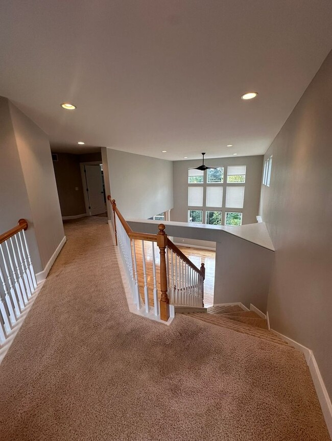 Building Photo - Stunning 3 level home with beautiful views