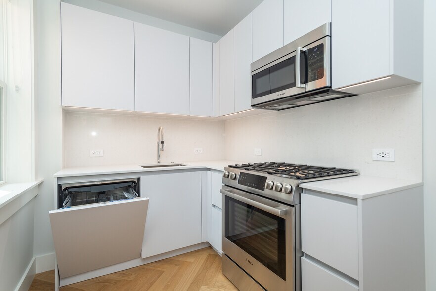 Building Photo - 18 Forest St