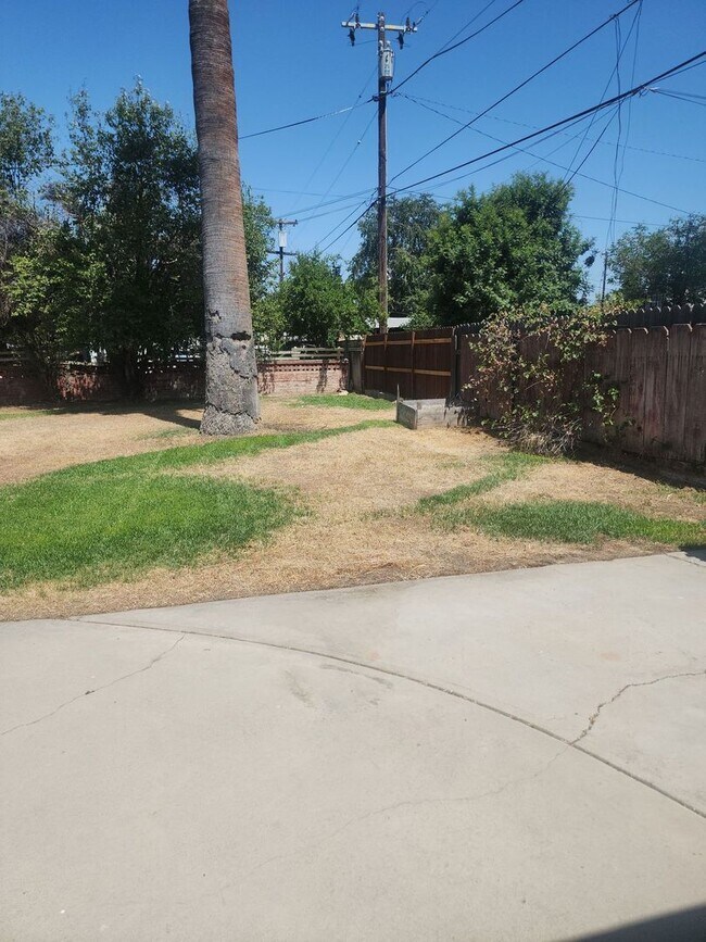 Building Photo - Charming property in Bakersfield – Minutes...