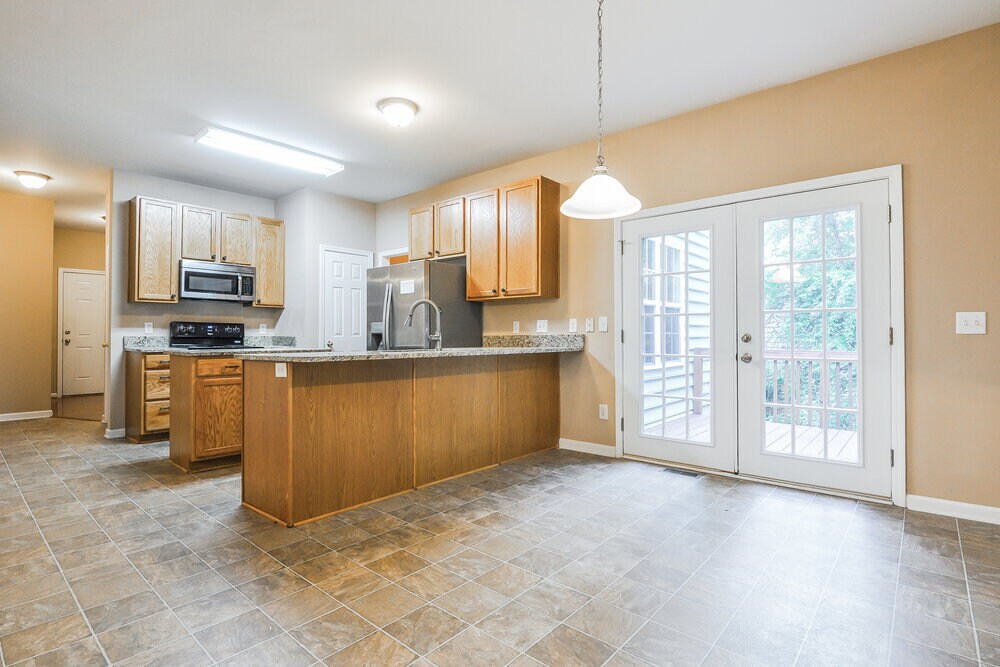 Building Photo - 136 Roan Dr