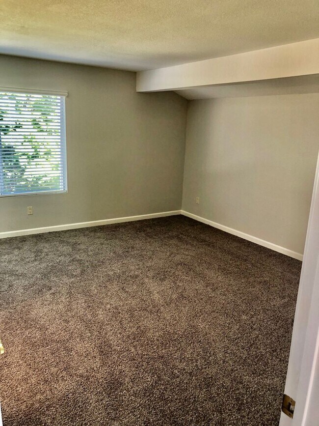 Building Photo - Charming 4-Bedroom, 3-Bath