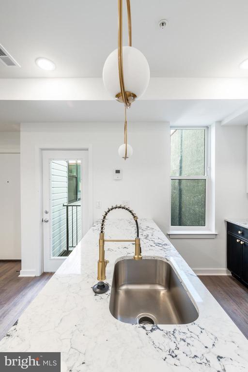 Building Photo - 608 S American St