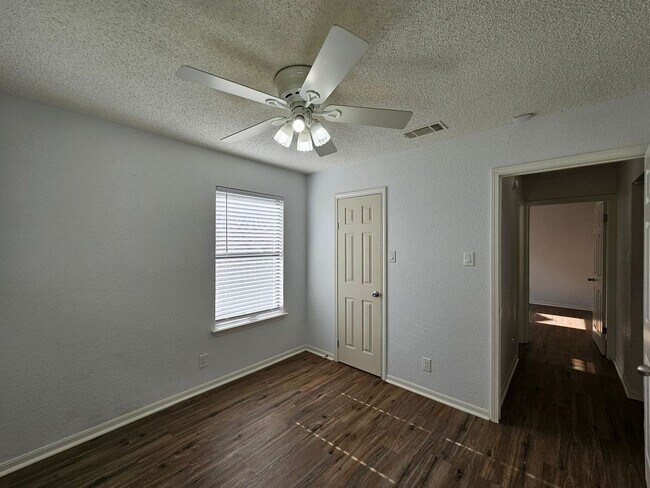 Building Photo - AVAILABLE NOW!