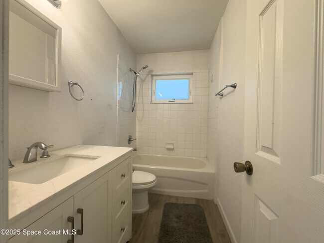 Building Photo - 728 Lund Ct