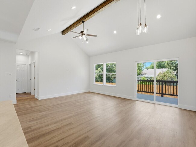 Building Photo - 609 Elm St