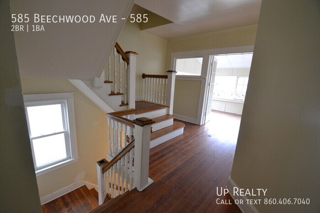 Building Photo - Spacious 2BR/1BA Apartment with Vaulted Ce...