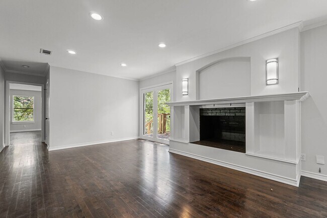 Building Photo - Tarrytown STUNNER!!!