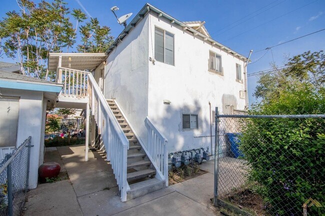 Primary Photo - 110 E Roberts Ln