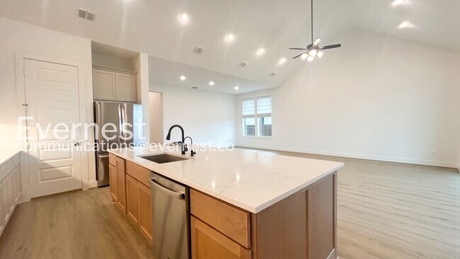 Building Photo - Charming Rental with Pool & 2-Car Garage  / Fenced-Yard / Off-street Parking / Available now!
