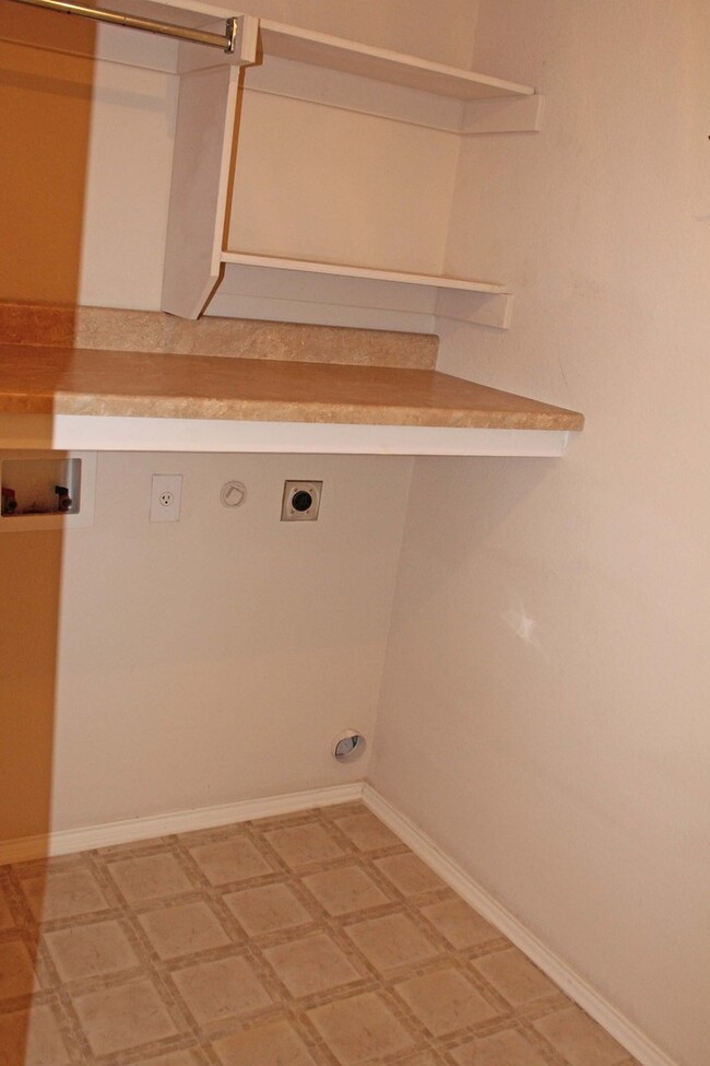 Building Photo - 4 Bedroom 2 Bath home for Lease