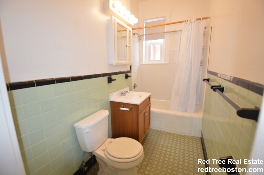 Building Photo - 1595 Beacon St