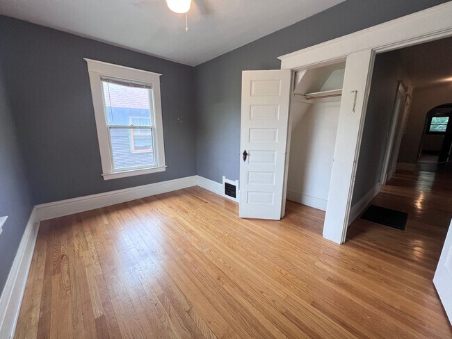 Building Photo - Large 3 Bedroom Duplex with Washer/Dryer - Water included!