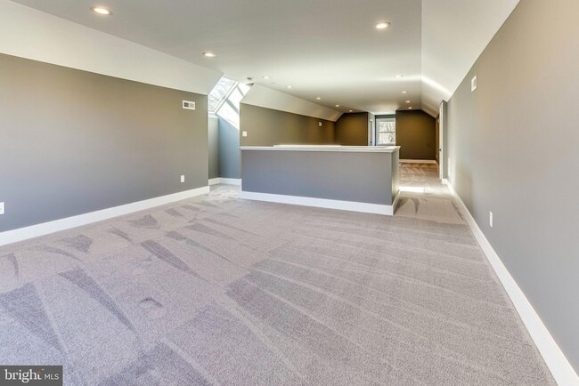 Building Photo - 6535 Mulroy St