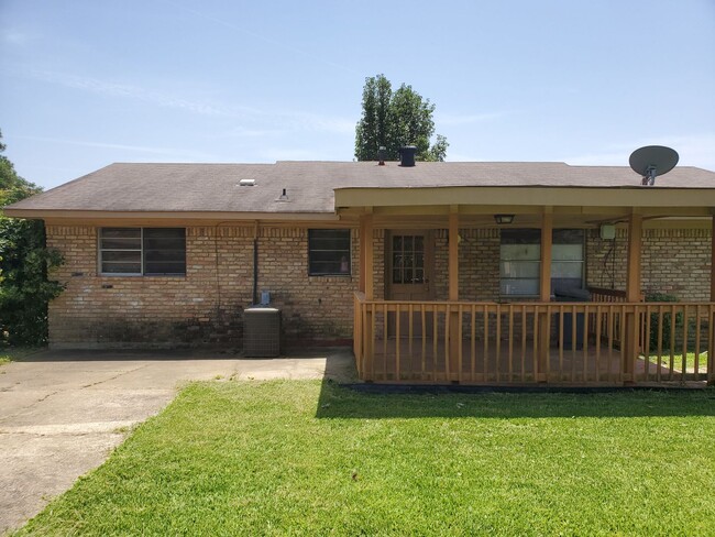 Building Photo - Four Bedroom Home in Fair Lawn Estates