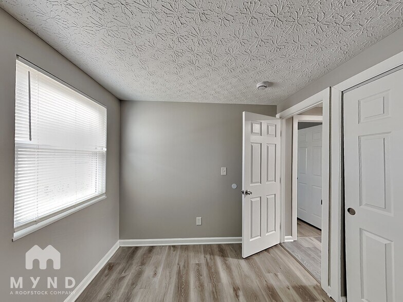 Building Photo - 6200 Maple Canyon Ave