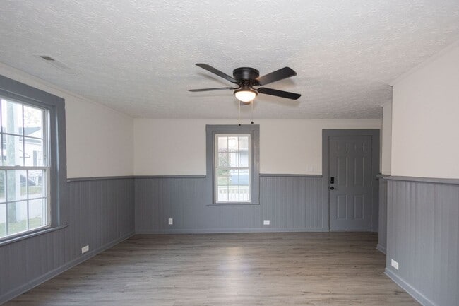 Building Photo - Modern 2BR Upgrade Near Downtown – Move-In Ready + 50% OFF your first month’s rent!