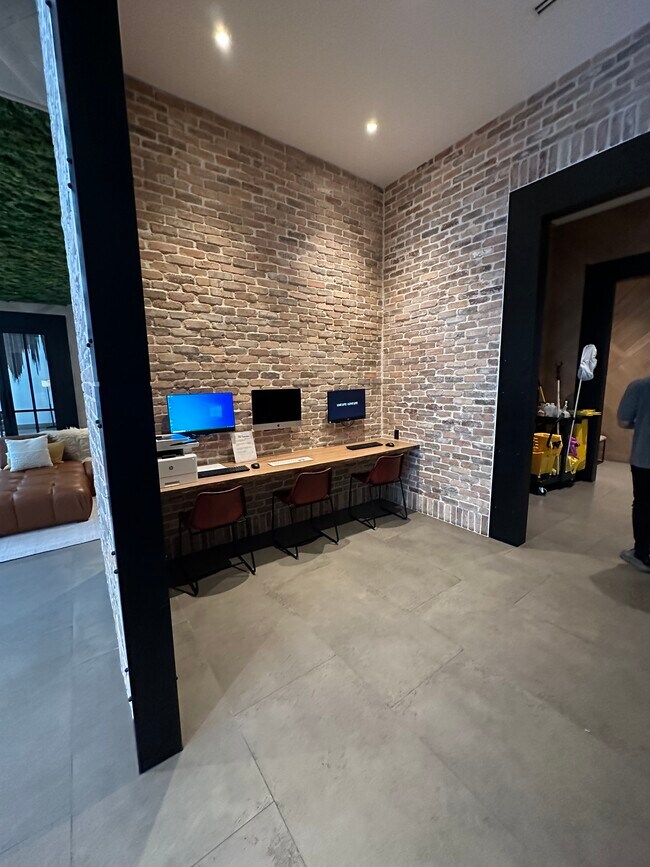 Building Photo - 190 NE 26th St