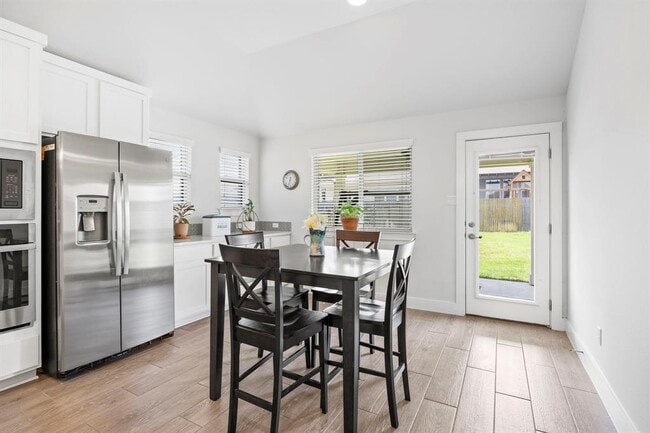 Building Photo - 532 Elm Green St