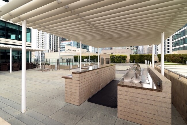 Building Photo - 425 1st St