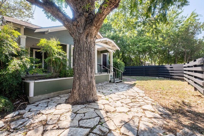 Building Photo - 4 Bedroom, 3 Bath in North Campus / Hyde Park