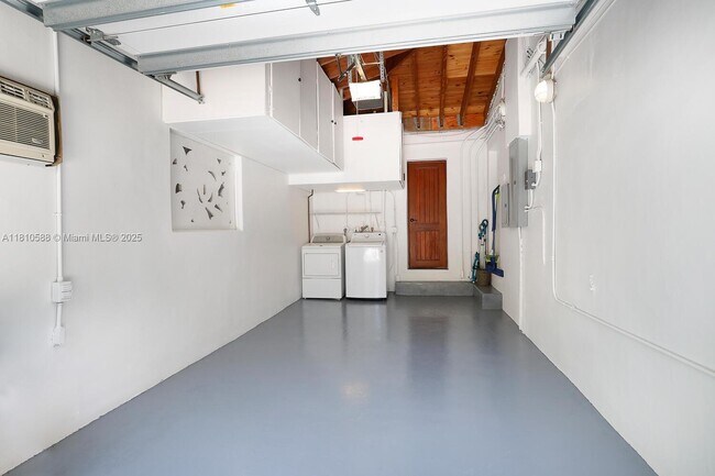 Building Photo - 2527 Inagua Ave