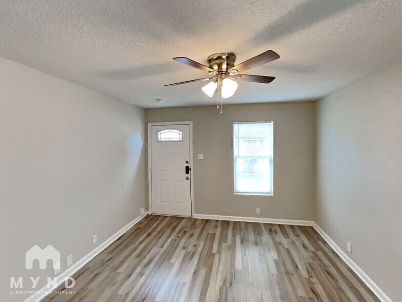 Building Photo - 1914 Roslyn St