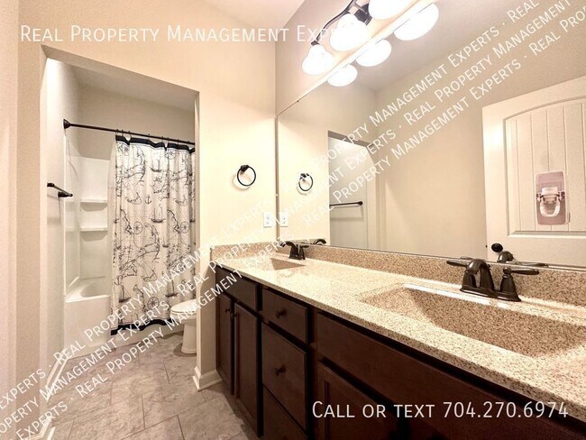 Building Photo - Spacious 5BR/3.5BA Home in Mooresville!